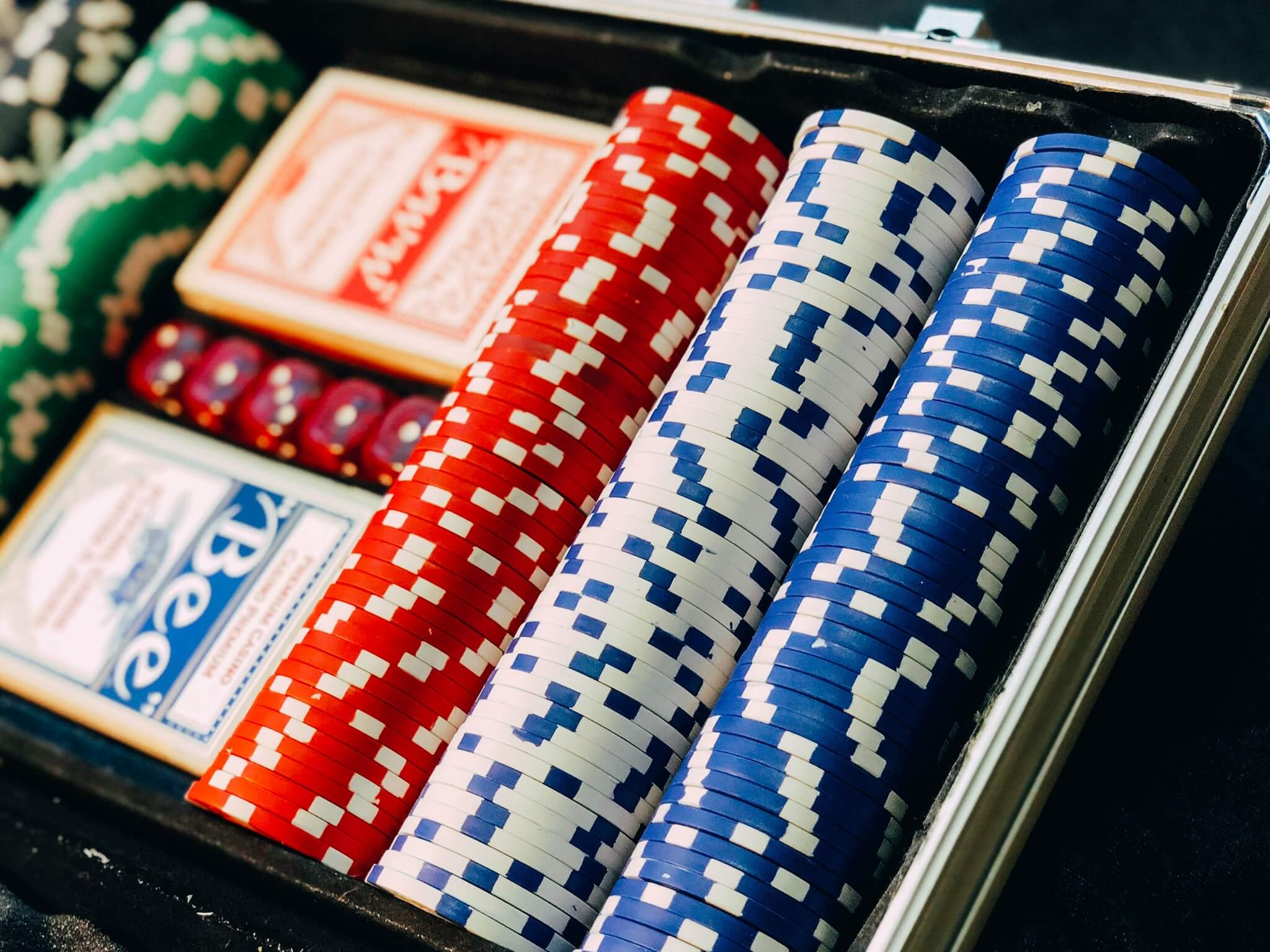 What is online baccarat? Is it easy to play?